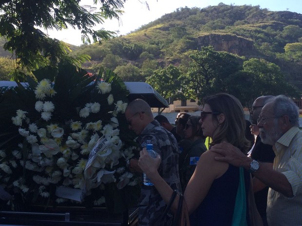 Familiares e colegas de trabalho compareceram ao enterro do corpo do major Rogério Melo Costa (Foto: Patrícia Teixeira/ G1)