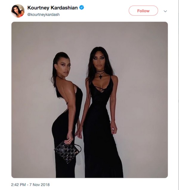 A foto distorcida compartilhada por Kourtney Kardashian rebatendo as acusações de uso de Photoshop na foto original dela com a irmã Kim Kardashian (Foto: Twitter)