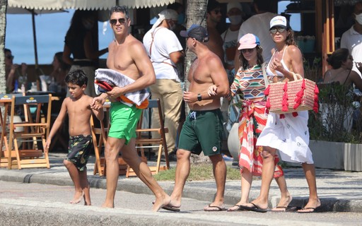 Marcio Garcia curte praia com família e amigos