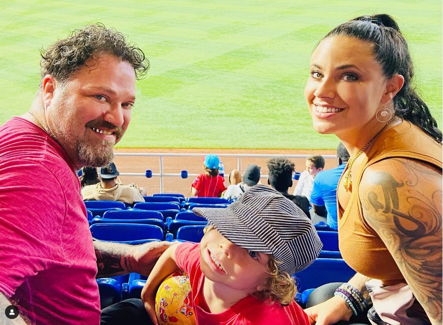 Bam Margera, Nikki Boyd e o filho do casal (Foto: Reprodução/Instagram)