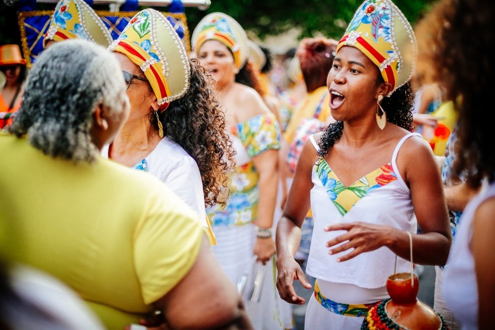 O cortejo do Baque Opará sobre ancestralidade afro indígena segue até a Praça da 21 de Setembro.  — Foto: Redes Sociais/Baque Opará 