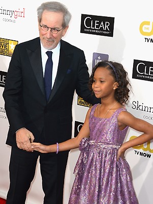 O diretor Steven Spielberg com a atriz mirim Quvenzhané Wallis (Foto: Getty Images)