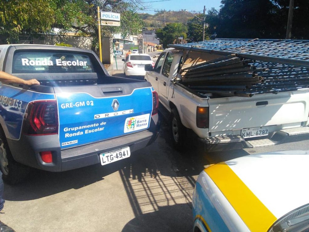 20 Grades Furtadas De Quadra De Esportes Sao Encontradas Em Ferro Velho De Barra Mansa Rj Sul Do Rio E Costa Verde G1