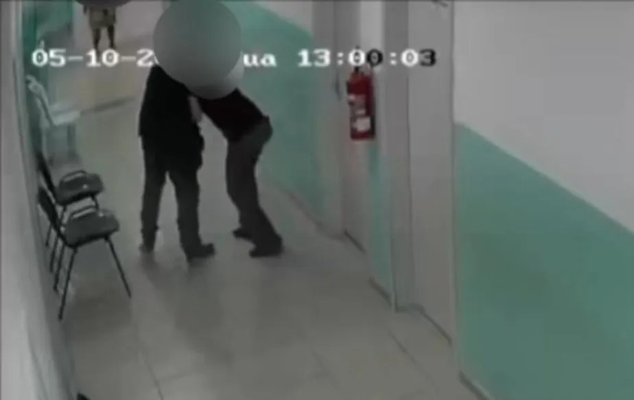 Médico foi preso em flagrante após tentar agarrar enfermeira