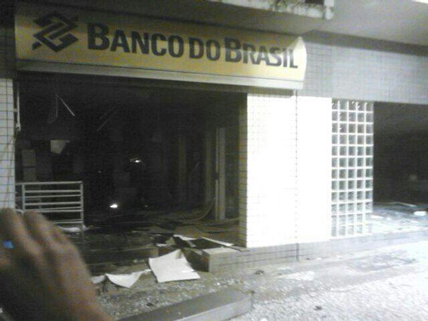 Criminosos explodem agência bancária em São Cristovão (Foto: Micheli Almeida / Você na TV Sergipe)