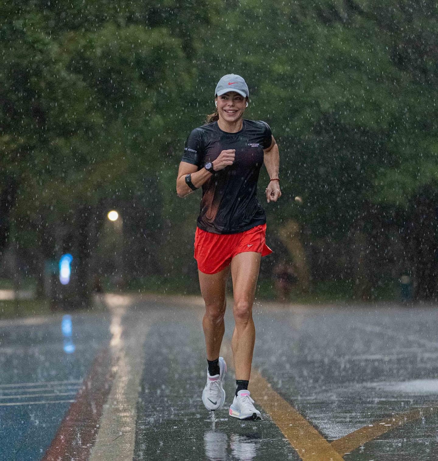 Daniella Cicarelli corre na chuva — Foto: Reprodução/Instagram