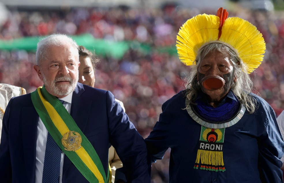 Lula e Cacique Raoni caminham após o presidente receber a faixa presidencial — Foto: REUTERS/Ricardo Moraes