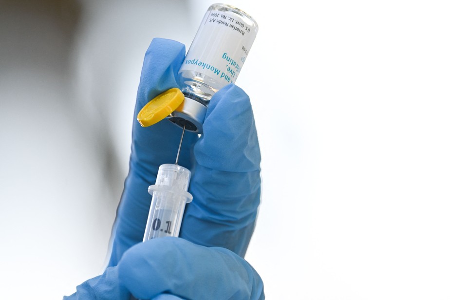 Profissional de saúde prepara uma dose da vacina contra varíola dos macacos (Monkeypox) em uma clínica em Los Angeles, Califórnia, EUA