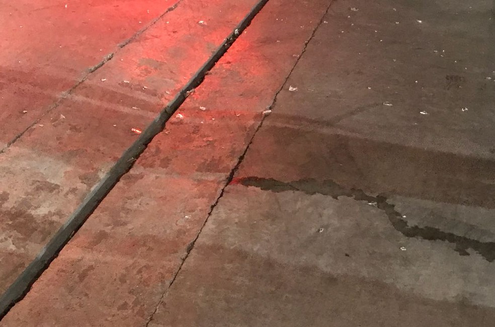 Marcas no chÃ£o apÃ³s seguranÃ§a do Corinthians ter sido atingido por garrafa (Foto: Arquivo pessoal)