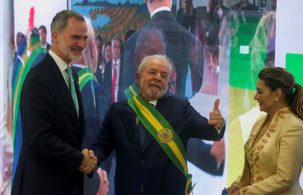 Lula cumprimenta o Rei Felipe, da Espanha — Foto: Reuters