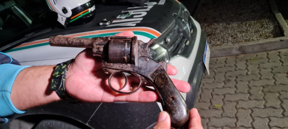 Revólver militar francês Lefaucheux M1858 foi desenvolvido para grupos de operações especiais.  — Foto: Rafaela Duarte/Sistema Verdes Mares