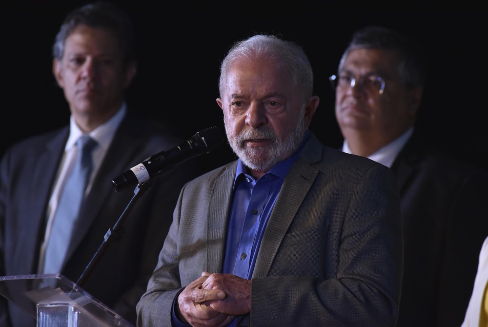 Luiz Inácio Lula da Silva ao fazer primeiro anúncio de ministros do seu governo — Foto: Ton Molina/AP