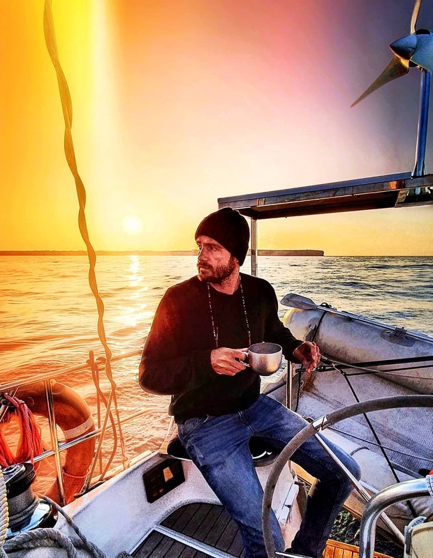 Max Fercondini vive em um veleiro há mais de dois anos (Foto: Reprodução)