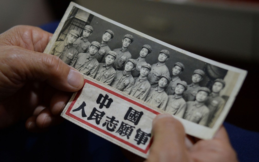 Grupo de soldados chineses que combateu na Guerra da Coreia Ã© visto em foto mostrada pelo veterano Yu Jihua em 25 de abril, em Xangai, na China (Foto: AFP)