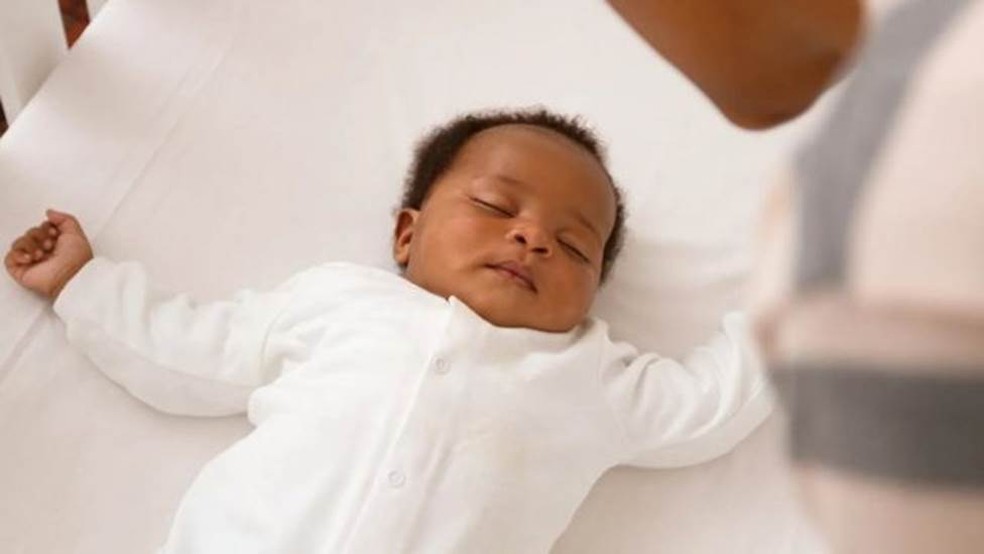 A personalidade do bebê ajuda a determinar se eles conseguem dormir sozinhos ou se precisam da ajuda e da confiança de um cuidador. — Foto: GETTY IMAGES/BBC