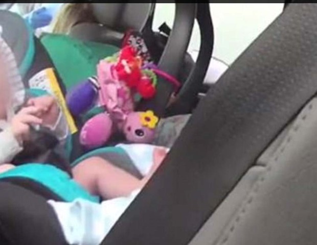 Os bebês foram encontrados, em suas cadeirinhas, na parte de trás de uma SUV (Foto: Reprodução / Boynton Beach PD)