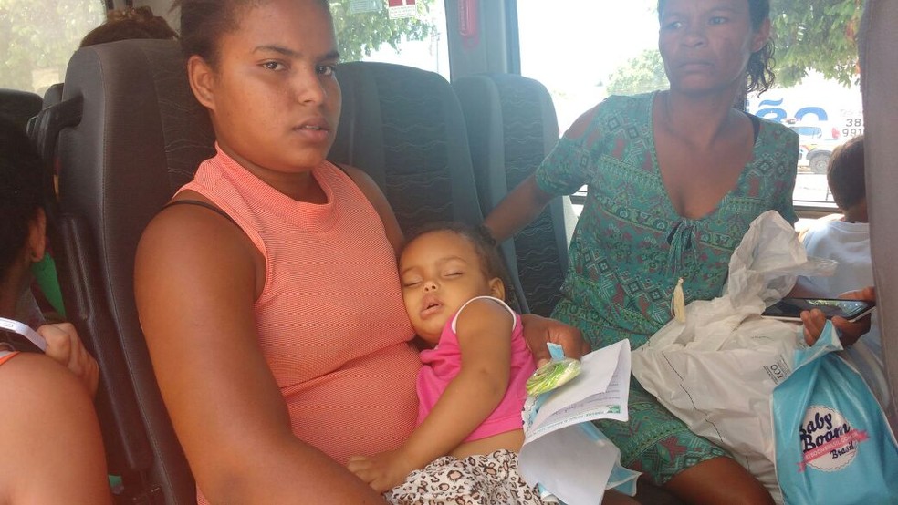 Van levou pais e crianças de volta para casa em Janaúba (Foto: Juliana Peixoto/G1)