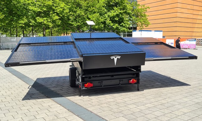 Trailer da Tesla garante energia para carro elétrico e conexão com a rede de internet da Starlink