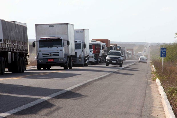 Caminhoneiros enfileiraram veículos em trecho da BR-304 entre Assu e Mossoró (Foto: Marcelino Neto/OCâmera)