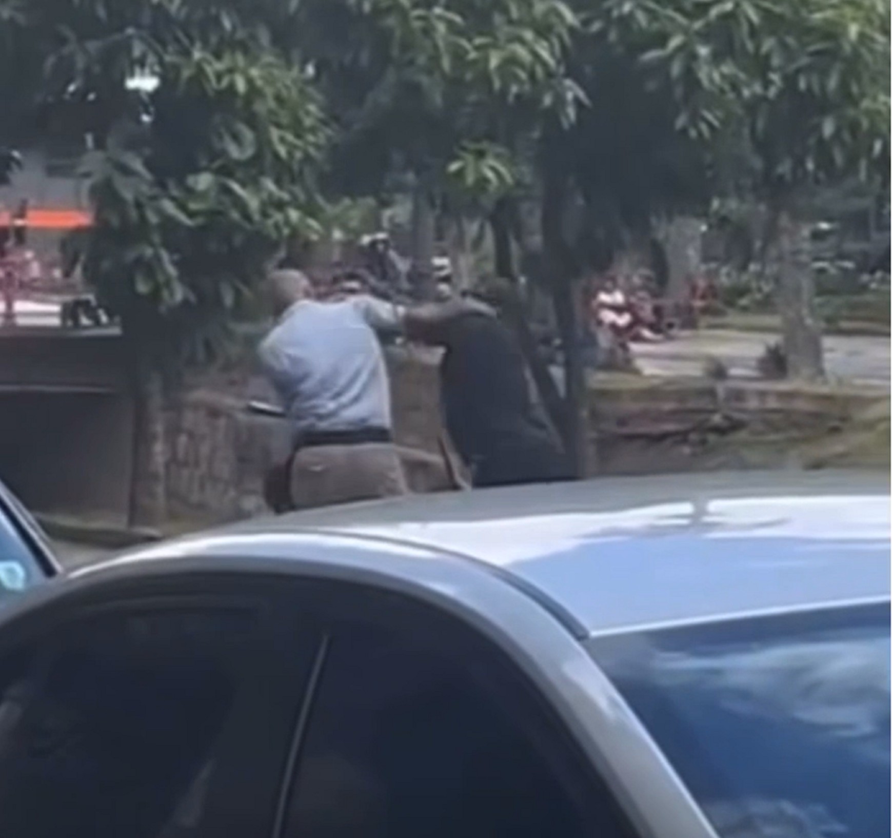Vídeo registra briga entre agente da CPTrans e 'flanelinha' em Petrópolis, no RJ