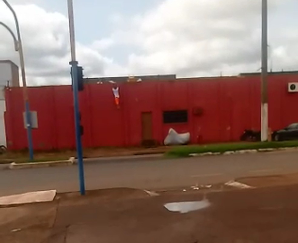 Menores são flagrados fugindo de unidade de internação em Porto Velho — Foto: Reprodução/Redes sociais