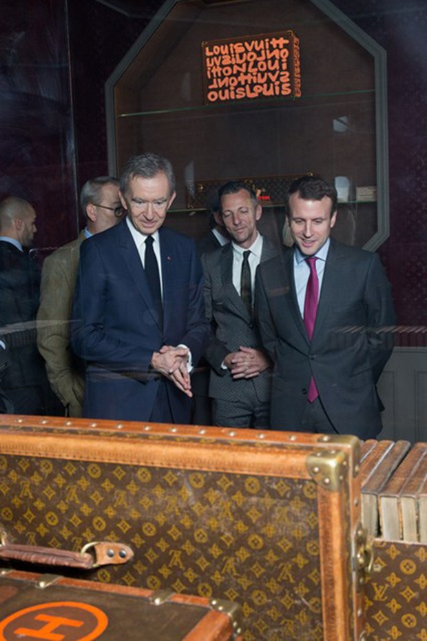 Bernard Arnault, CEO of LVMH, with curator Olivier Saillard and Emmanuel Macron, the Minister for Economy, Industry and Digital Affairs. (Foto: Louis Vuitton)
