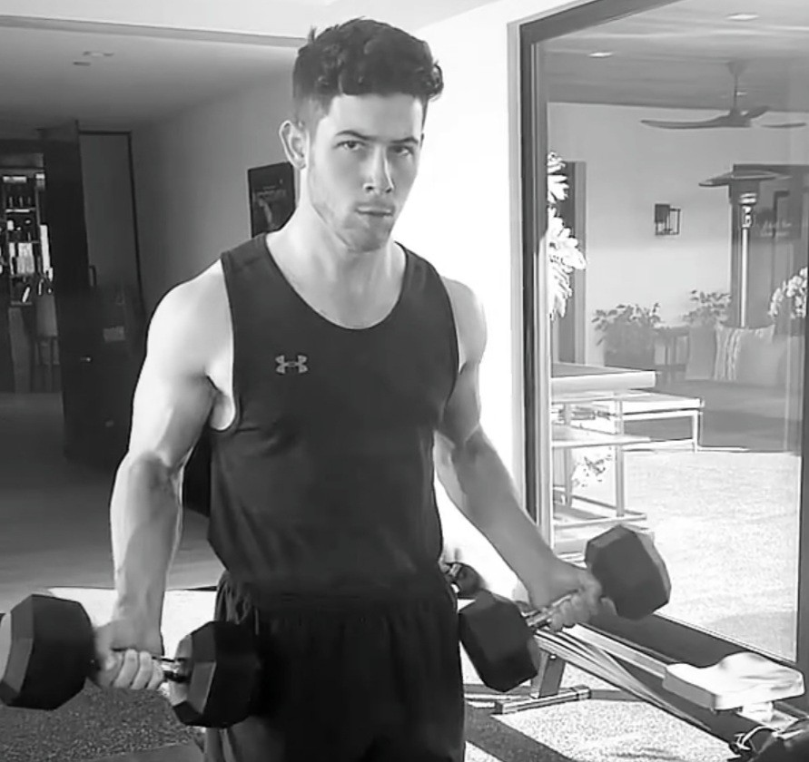 Nick Jonas mostra braços musculosos enquanto se exercita  (Foto: Reprodução / Instagram )
