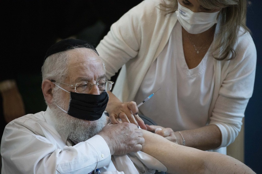 Rabino Yisrael Meir Lau recebe dose de vacina contra a Covid-19 em Tel Aviv, Israel, neste domingo (20). — Foto: Ariel Schalit/AP