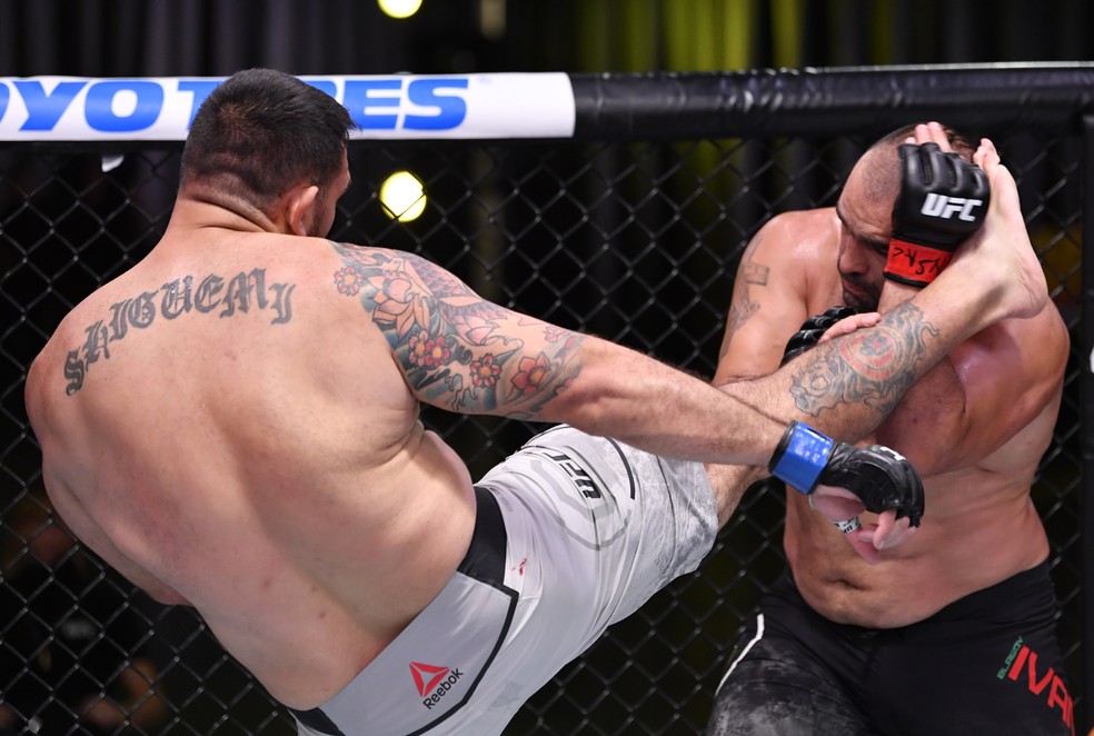 Augusto Sakai tenta um chute alto em Blagoy Ivanov no UFC: Woodley x Burns — Foto: Getty Images