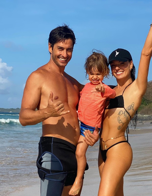Isis Valverde e André Resende com o filho, Rael (Foto: Reprodução/Instagram)
