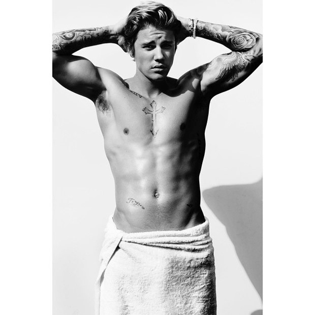 Justin Bieber: mais comportado que Cauã Reymond, astro teen aparece enrolado em toalha na série de Testino (Foto: Reprodução / Instagram)