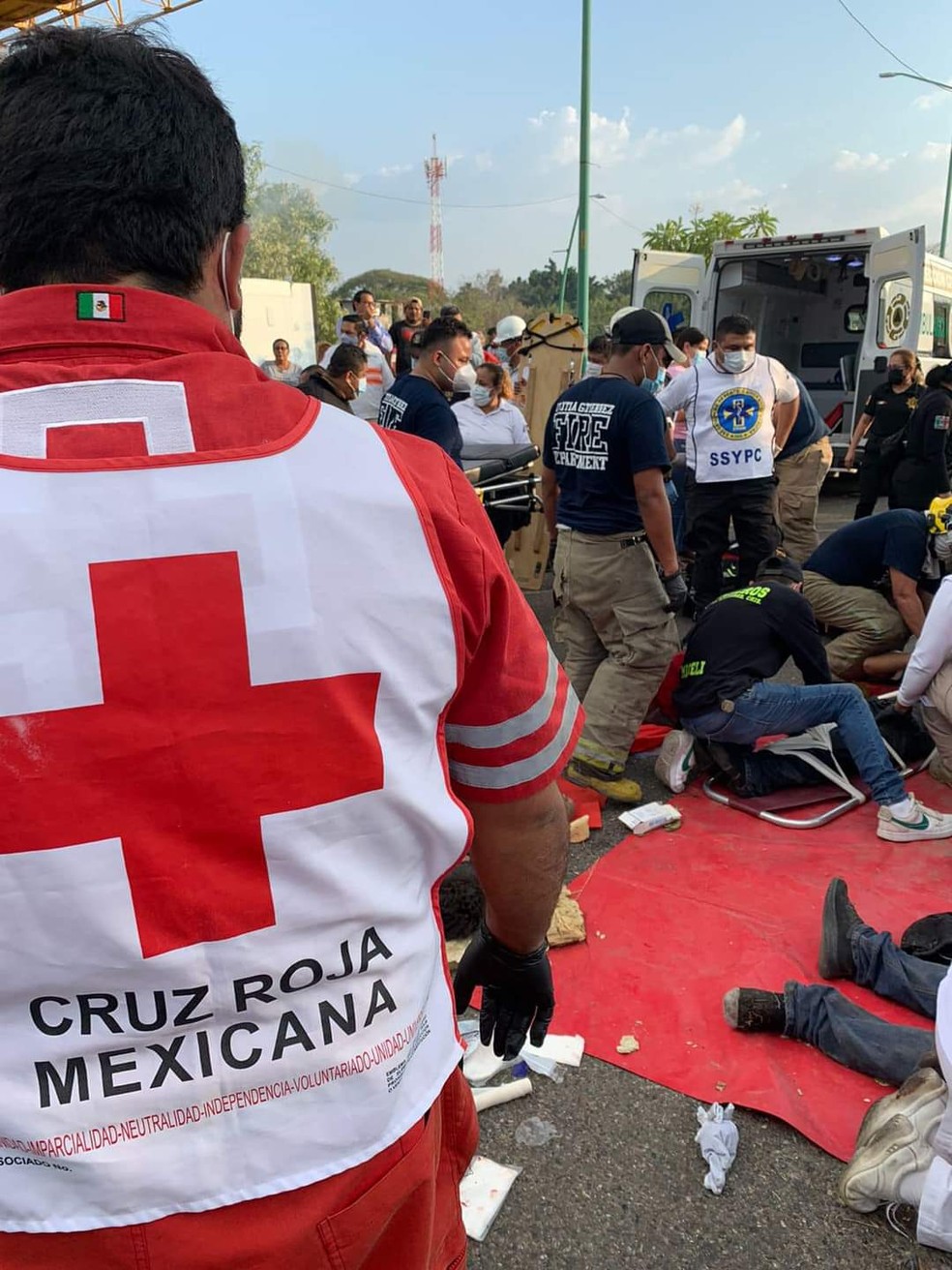 Cruz Vermelha resgata imigrantes feridos após carreta tombar em Chiapas deixando dezenas de mortos — Foto: Reprodução/Twitter/@paconazar/@cruzrojachiapas