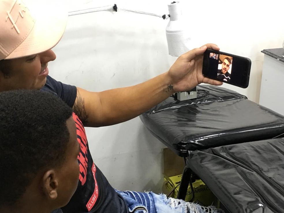 Kaick e Gustavo conversam com Vizeu â Foto: Thayuan Leiras