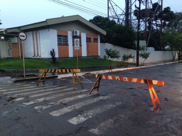 Rua General Osório está bloqueada para a passagem de veículos (Foto: Felipe Truda/G1)