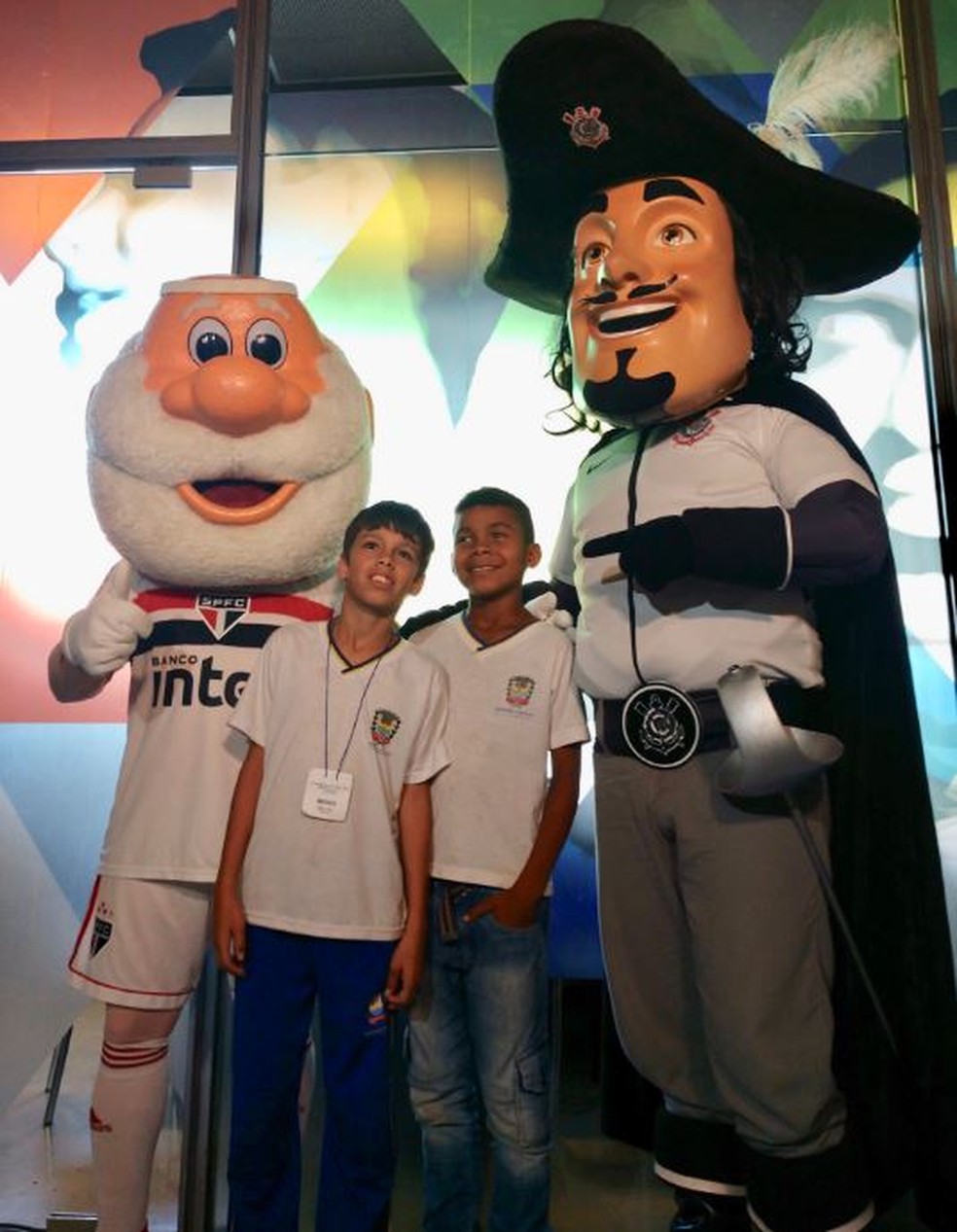 Matheus (à esquerda) e Iago (à direita) conhecem mascotes de São Paulo e Corinthians — Foto: Divulgação/São Paulo