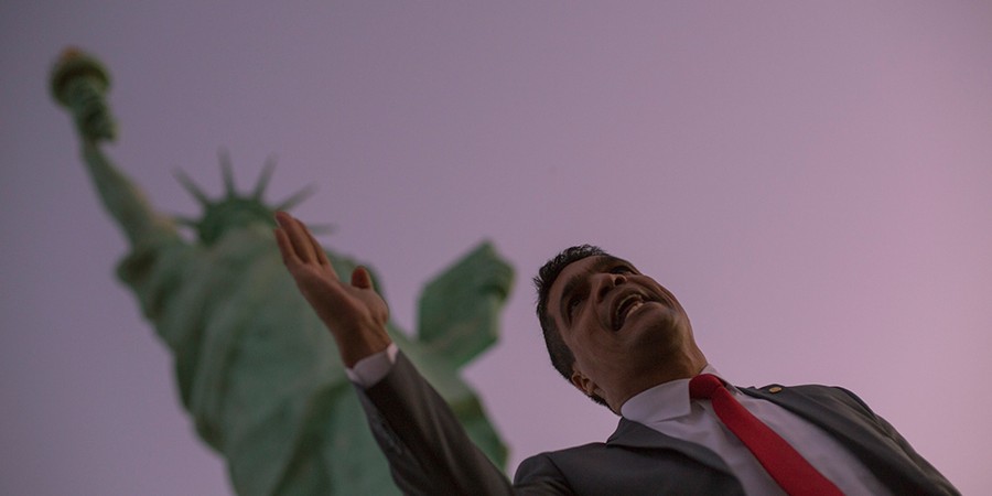 Daciolo grava vÃ­deo em frente Ã  EstÃ¡tua da Liberdade. NÃ£o a de Nova York, mas a do interior de GoiÃ¡s (Foto: DANIEL MARENCO/AGÃŠNCIA O GLOBO)