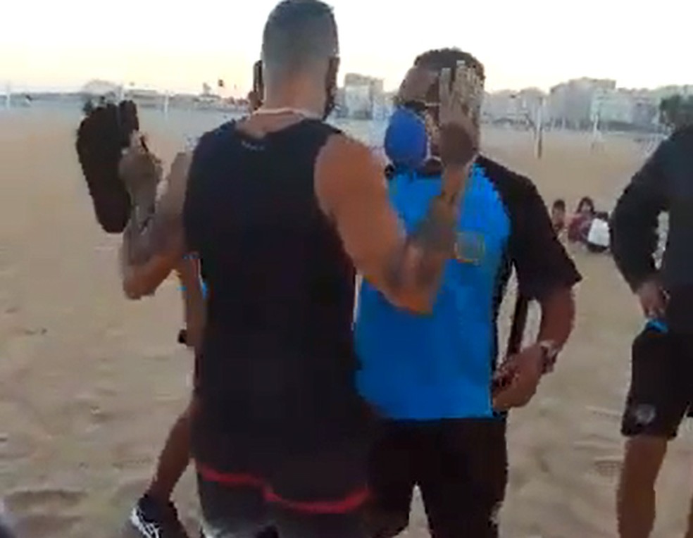 Guardas municipais abordam homem nas areias da Praia de Copacabana — Foto: Reprodução