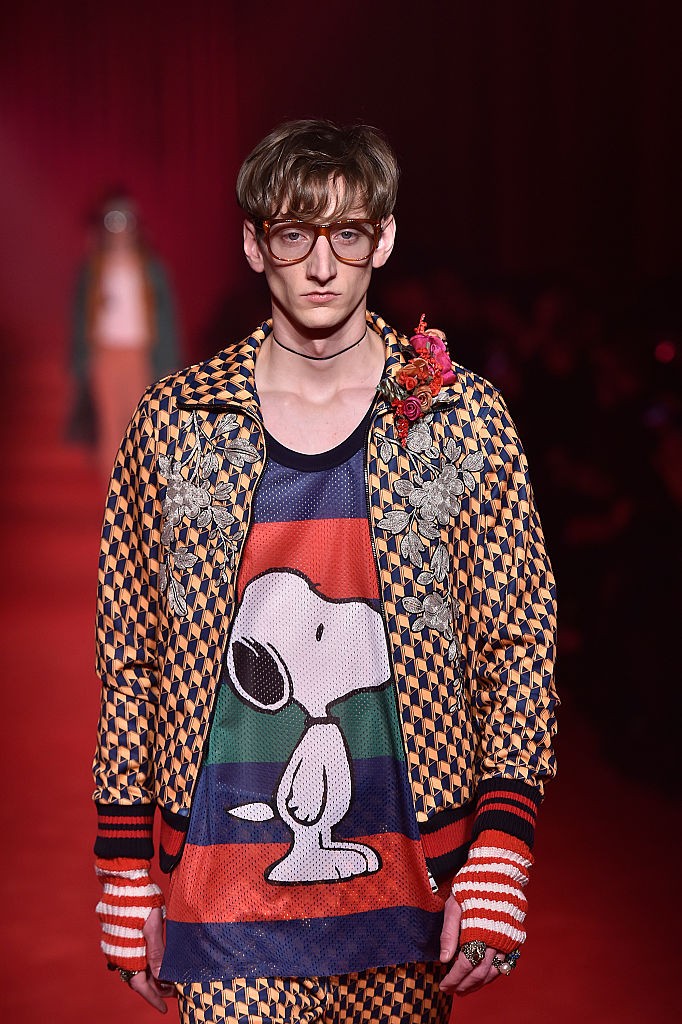 MILAN, ITALY - JANUARY 18:  A model walks the runway wearing Snoopy dog cartoon detail at the Gucci Autumn Winter 2016 fashion show during Milan Menswear Fashion Week on January 18, 2016 in Milan, Italy.  (Photo by Catwalking/Getty Images) (Foto: Getty Images)