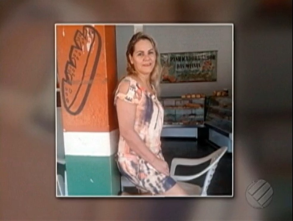 Evanilda Rodrigues da Silva foi esfaqueada pelas costas em frente a um supermercado — Foto: Reprodução