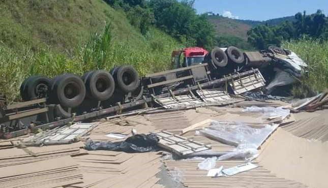 Carreta que tombou na MG-133 em Juiz de Fora começa a ser retirada 
