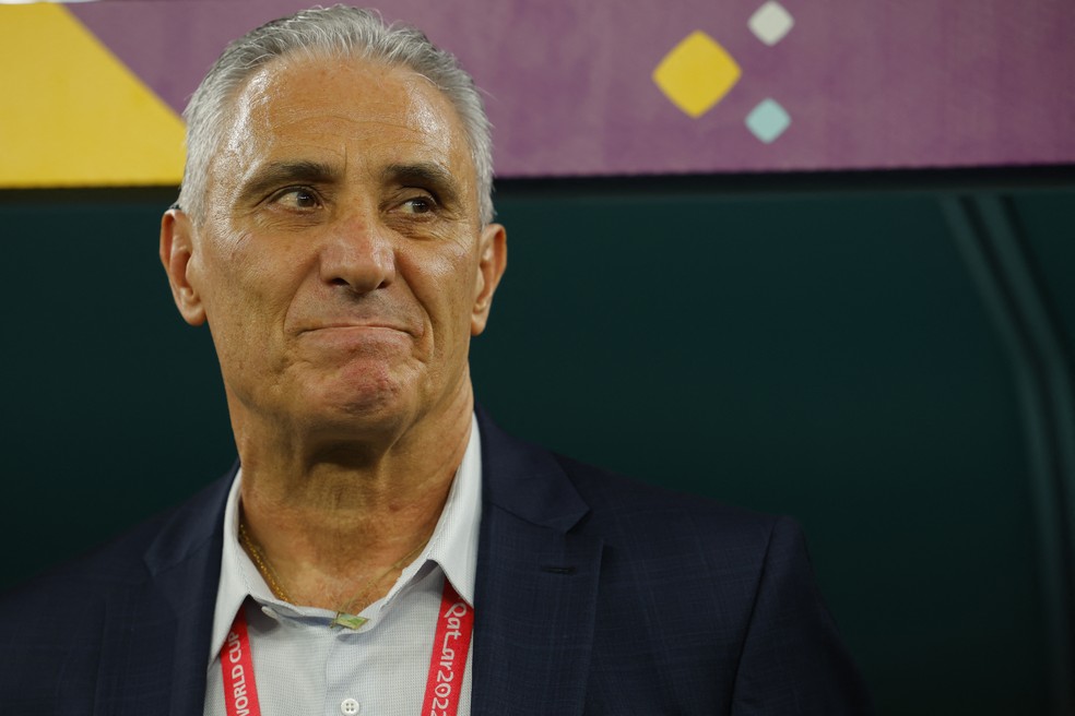Técnico Tite durante partida da Copa do Mundo do Catar — Foto: Odd Andersen/AFP