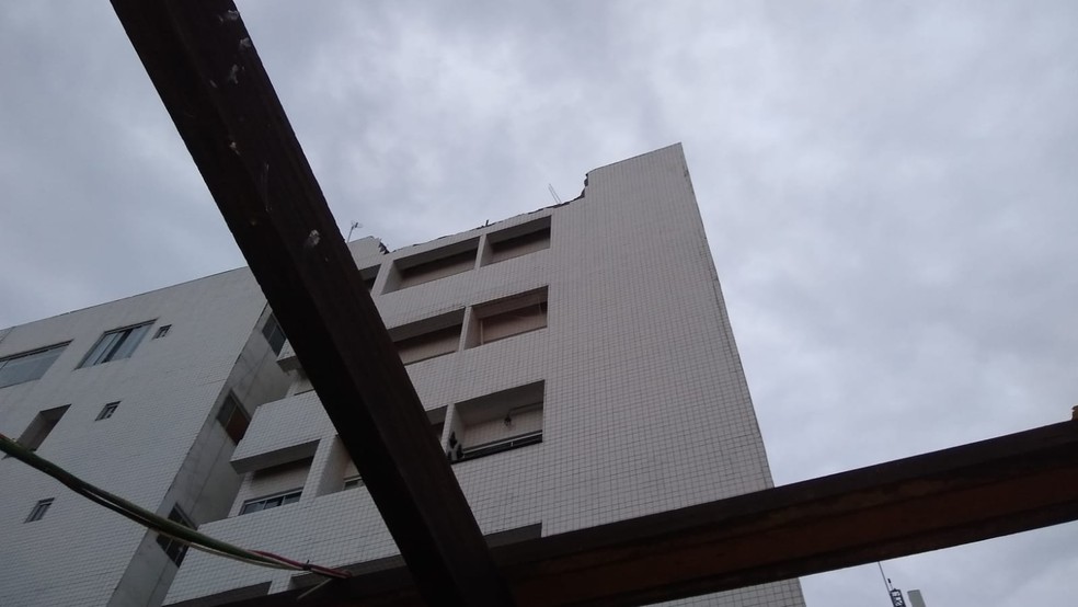 Prédio, em Vicente Pires, no DF, onde caixa d'água se rompeu, no alto do edifício — Foto: Defesa Civil/ Divulgação