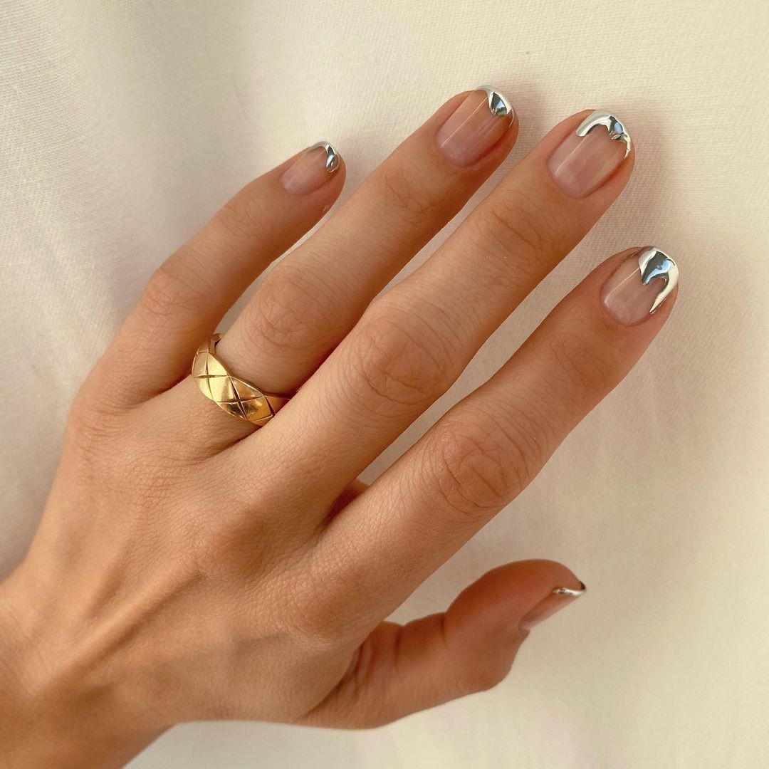 Nail art para noivas: francesinha metalizada (Foto: Reprodução/Instagram @betina_goldstein)