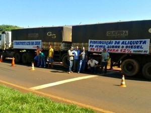Protesto dos caminhoneiros na BR-163 em Dourados (Foto: Liziane Zarpelon/ TV Morena)