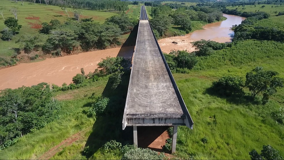 Ponte da BR-353 que deveria ligar Minas Gerais ao estado de Goiás está inacabada  — Foto: TV Integração/Divulgação