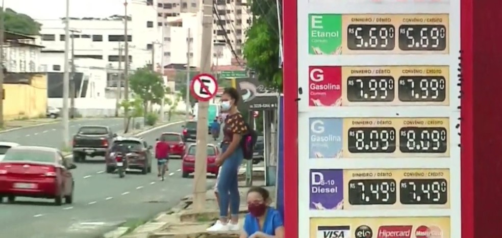 Na capital, o preço da gasolina comum varia de R$ 7,399 até R$ 8,199.  — Foto: TV Clube