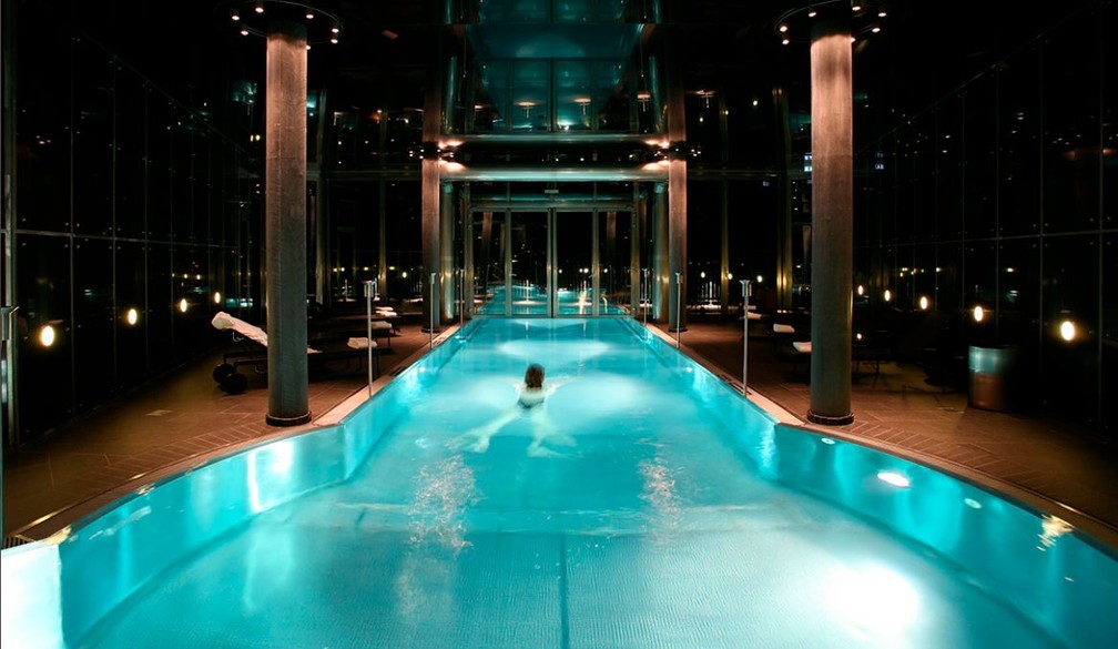 Piscina no interior do THE OMNIA, em Zermatt, na Suíça. — Foto: Reprodução