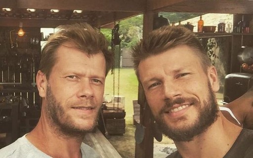 Rodrigo Hilbert Posta Foto Ao Lado De Irmao E Dupla Ganha Elogios Vogue Gente
