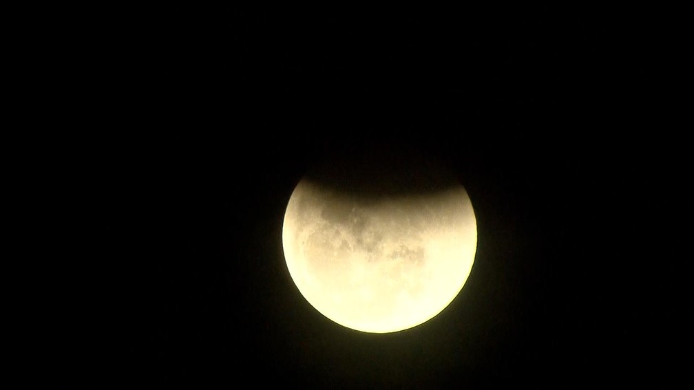 Sombra da Terra quase não encobre mais a lua em Belo Horizonte (Foto: Reprodução/TV Globo)