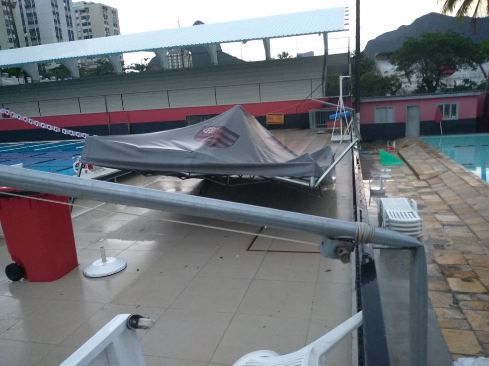 Toldos e estruturas da piscina sofreram avarias — Foto: Reprodução / Internet